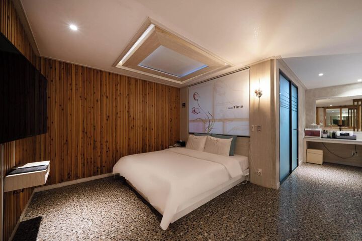 Room 52 of 74