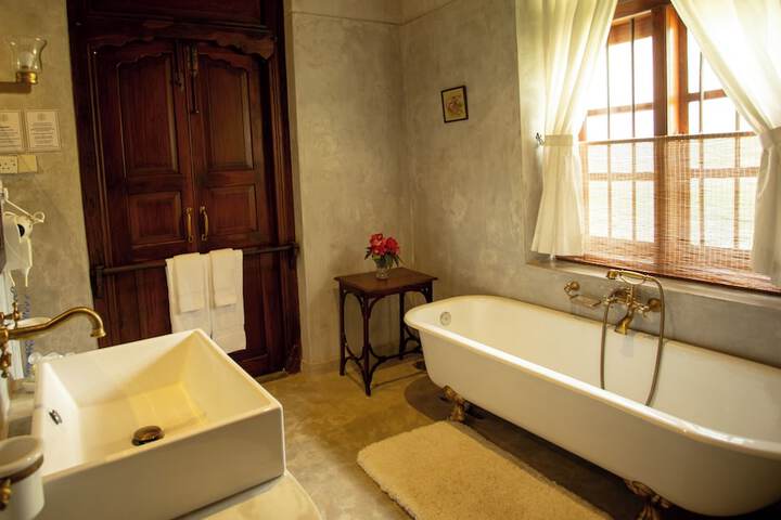 Room 6 of 16