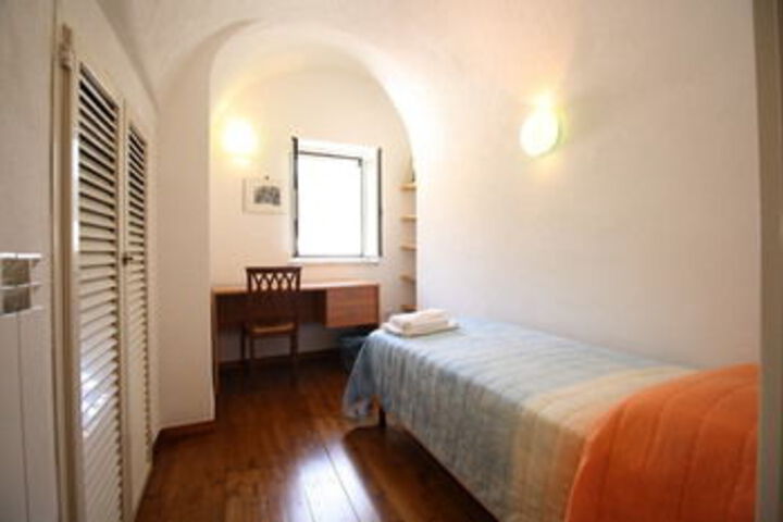 Room 11 of 33