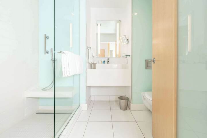 2 Queen Beds City or Valley View (31 of 34)