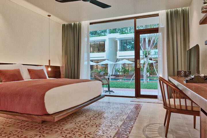 Hotel Exterior 84 of 85