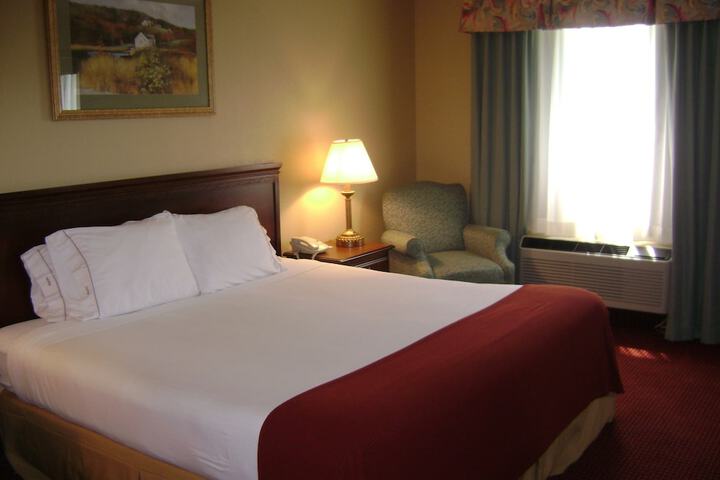 1 King Bed (4 of 7)
