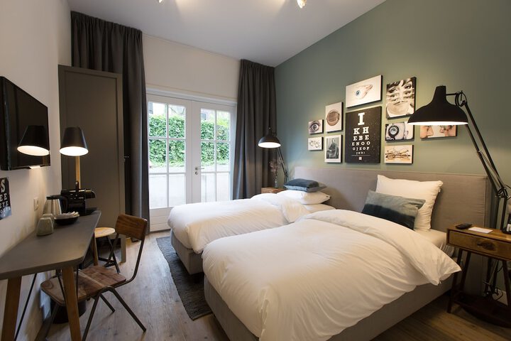 Room 2 of 67