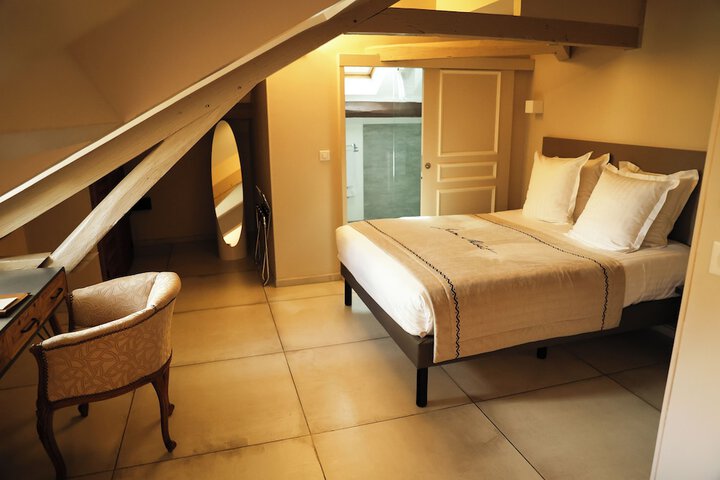 Room 10 of 28
