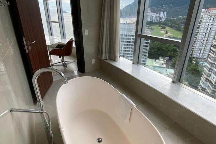 Room 4 of 8
