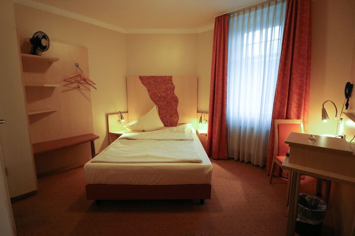 Room 11 of 37