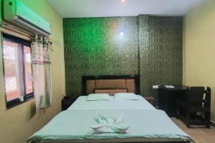 Room 6 of 18