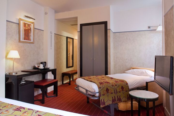 Room 10 of 33