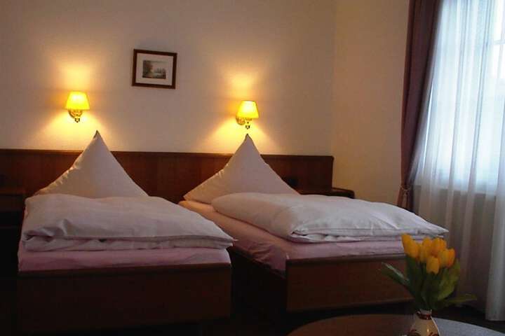 Room 10 of 12