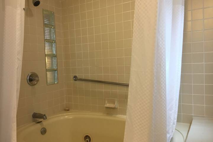 Jetted tub