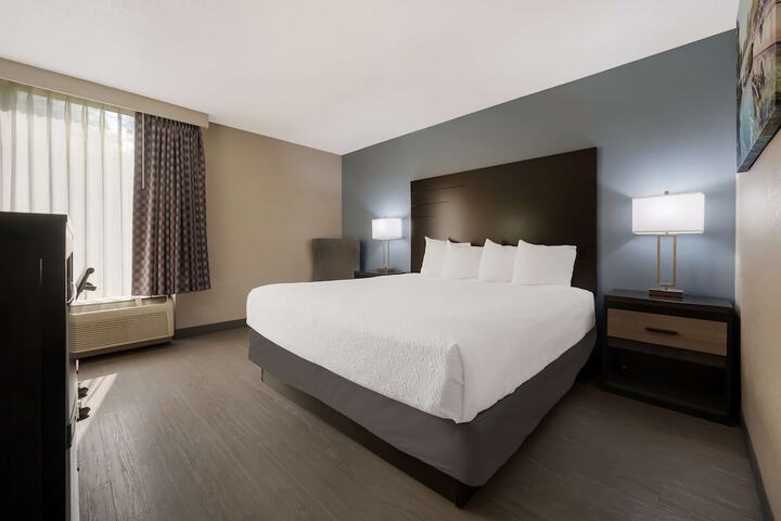 1 King Bed (1 of 6)