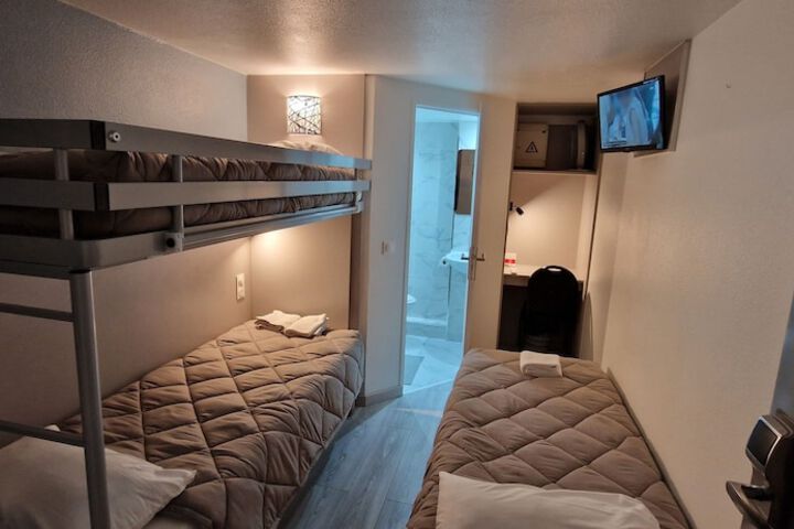 Room 32 of 81