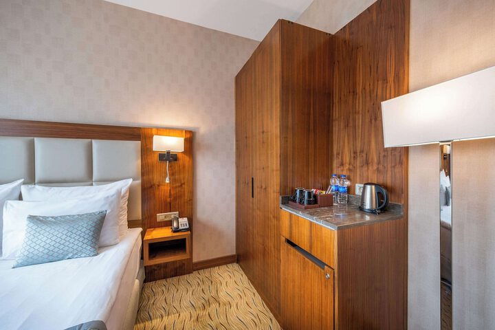 Room 18 of 116