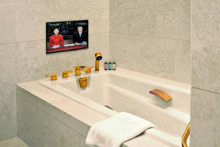 Room 32 of 65