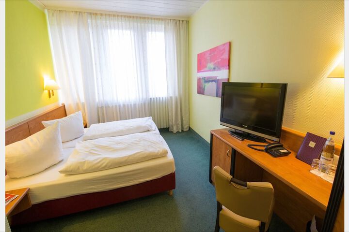 Room 11 of 33