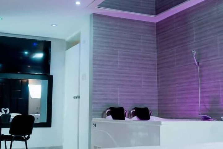 Room 2 of 10