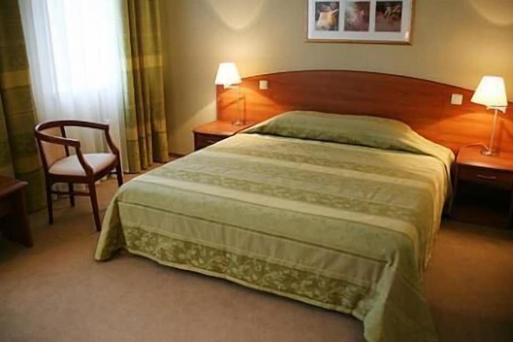 Room 4 of 61