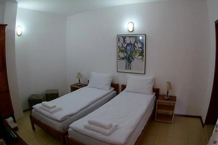 Room 4 of 12