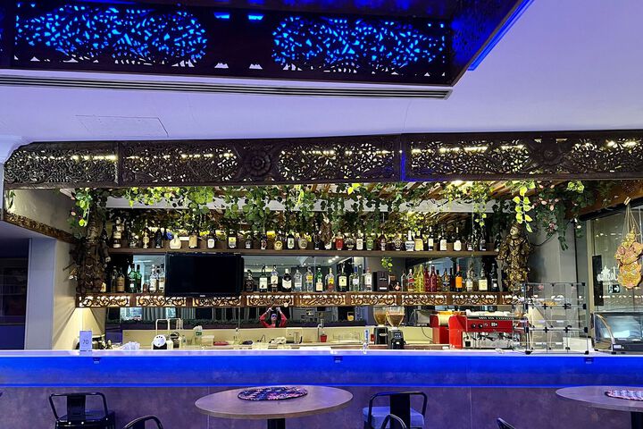 Lounge 4 of 103