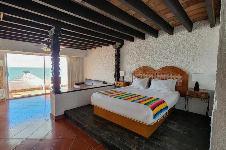 Standard King Bed Ocean View (3 of 32)