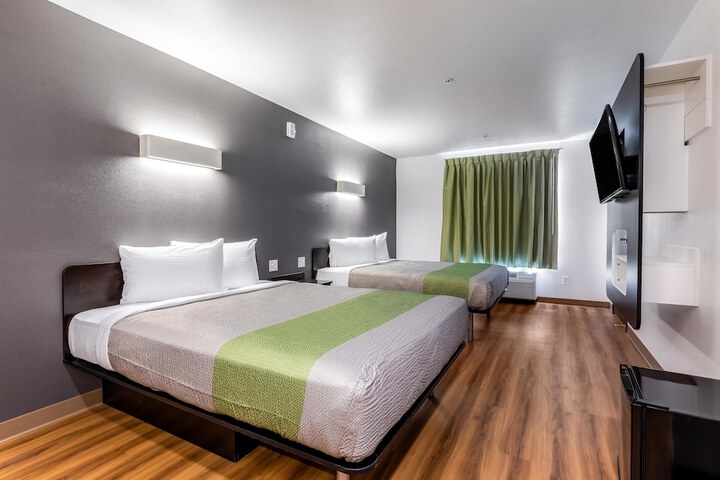 Deluxe Queen Room with 2 Queen Beds (9 of 13)