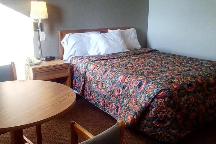 1 Queen Bed (7 of 8)