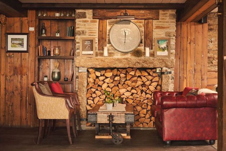 Lounge 42 of 69