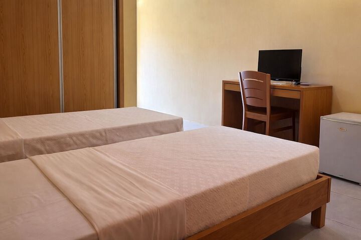 Room 8 of 18
