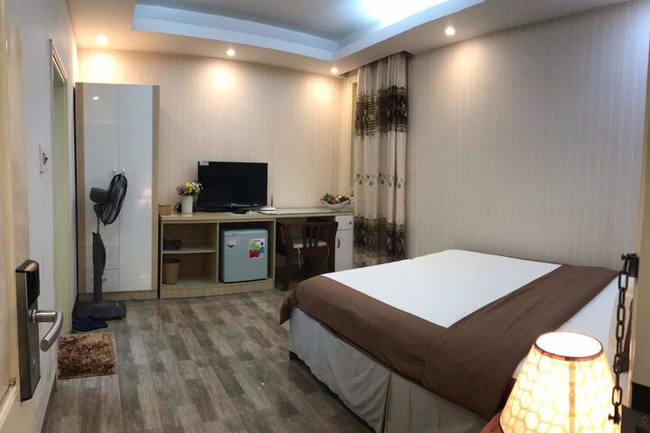 Room 10 of 28