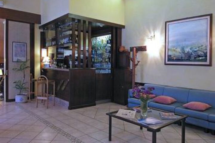 Lounge 28 of 33