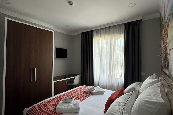 Room 33 of 191