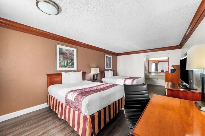 1 Queen Bed (3 of 12)