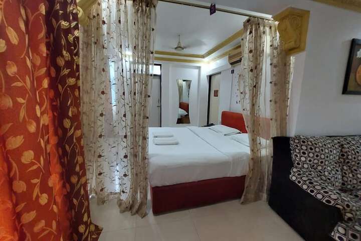 Room 3 of 10