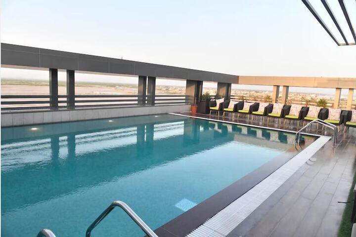 Pool 16 of 24