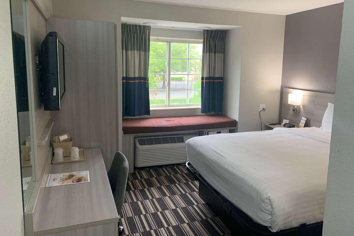 1 Queen Bed (13 of 23)