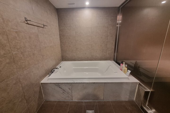 Room 10 of 14