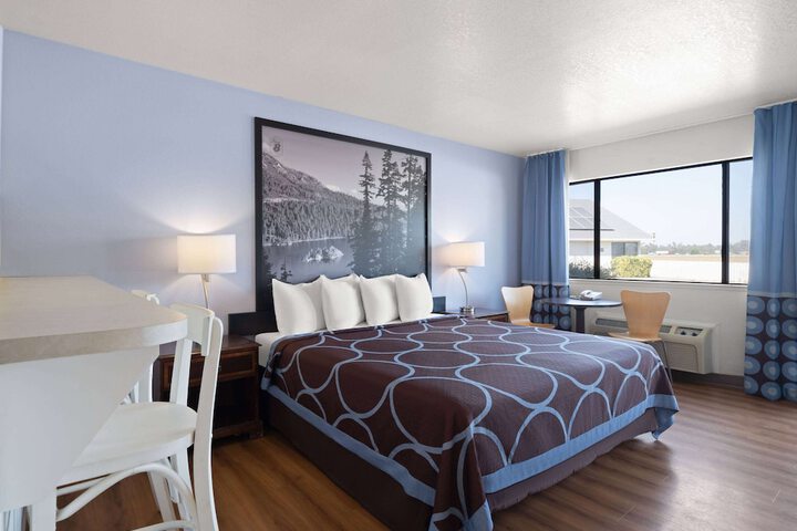 1 King Bed (3 of 20)