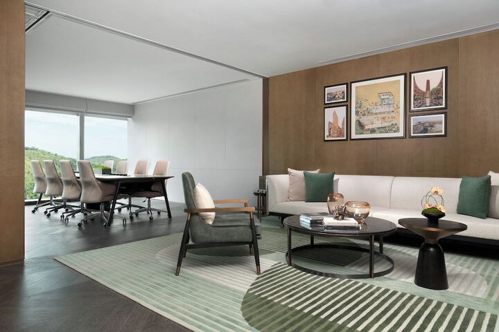Lounge 67 of 75