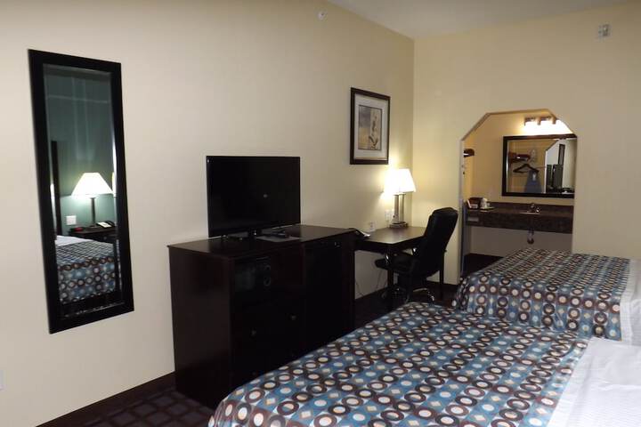 2 Queen Beds (7 of 8)