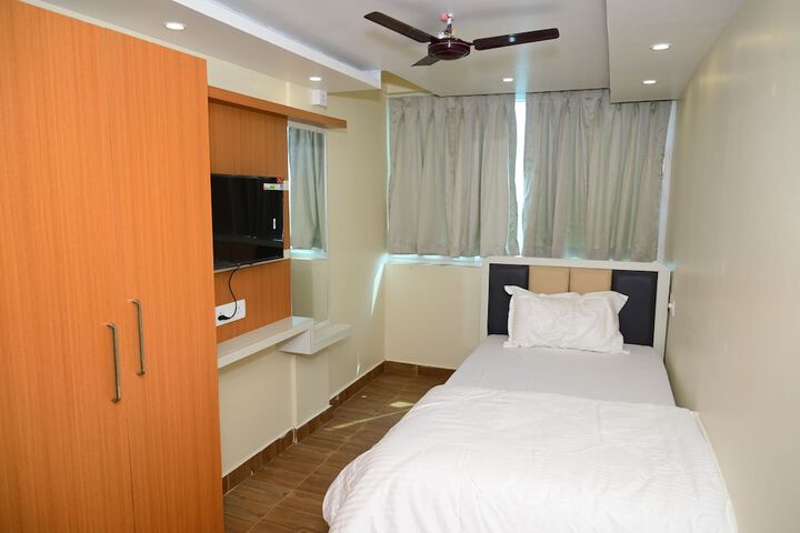 Room 12 of 38