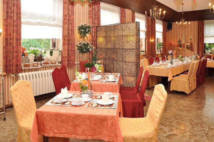 Dining 9 of 25