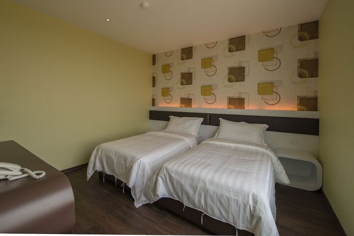 Room 6 of 28