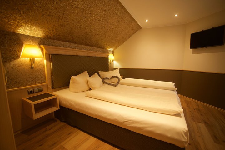 Room 33 of 158