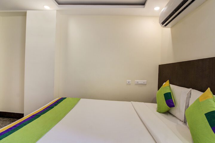 Room 11 of 37