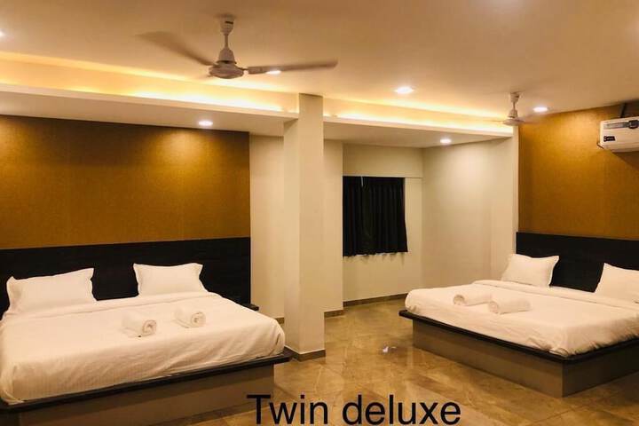 Room 4 of 9