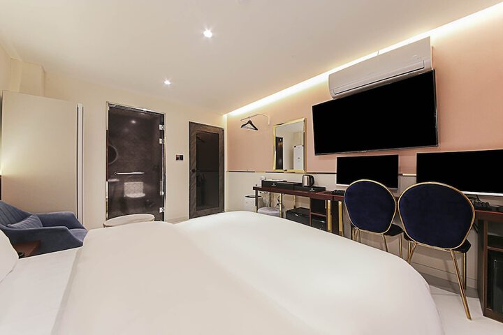Room 11 of 29