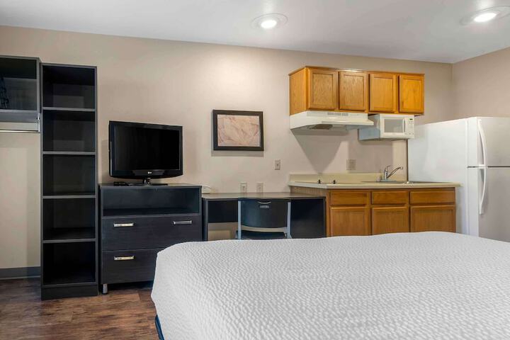 Standard Studio 1 Queen Bed (2 of 7)