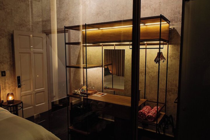 Room 4 of 37