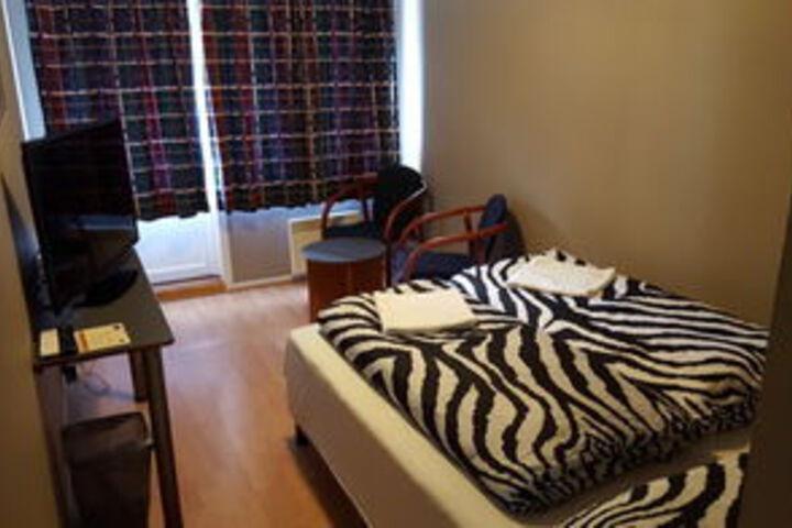 Room 9 of 16