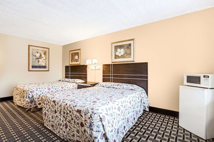 2 Queen Beds (2 of 8)